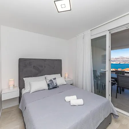 Awesome In Okrug Gornji With Wifi Apartmán Trogir
