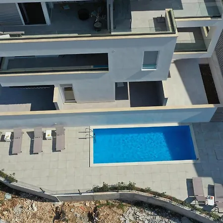 Apartmán Awesome In Okrug Gornji With Wifi
