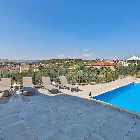 Apartmán Awesome In Okrug Gornji With Wifi